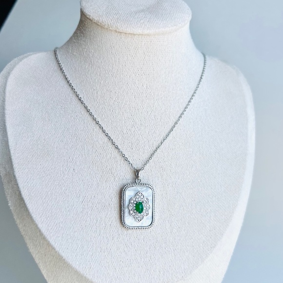 Jewelry - Stainless steel Green gemstone pendent necklace